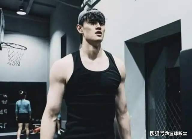 篮网仅剩一个双向合同！曾凡博留队难度增加，回CBA也不是不行！